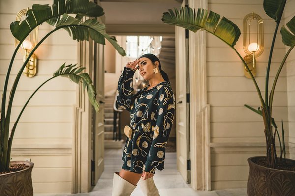 How to Pair Wide-Leg Trousers with Flats for a Day Out in Notting Hill?