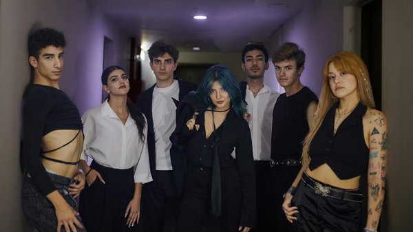 What Are the Fashionable Alternatives to Traditional Wedding Attire in the UK?