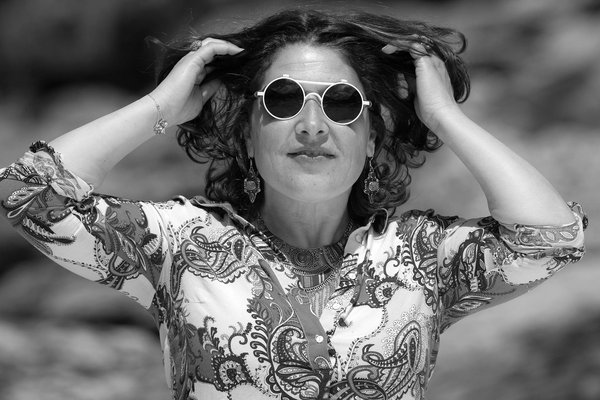 What's the Best Method for Applying Concealer to Avoid Creasing Under the Eyes?